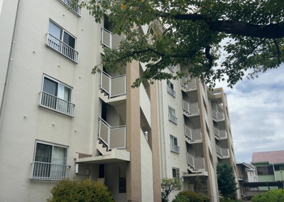 【構造・工法・仕様】 | 岡田住宅Ｂ号棟 | 1966年7月築、耐久性に優れた鉄筋コンクリート（RC）造5階建ての構造です。平坦地に位置する岡田住宅Ｂ号棟は、本厚木駅徒歩13分・スーパー徒歩3分と立地条件にも恵まれた中古マンションです。