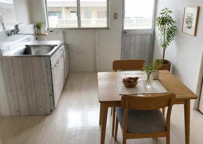 【居間・リビング】 | 岡田住宅Ｂ号棟 | 7.5帖のダイニングキッチンと接続する居室空間。木のぬくもりが感じられるフローリング仕上げとなっており、家具の配置もしやすい間取りです。本厚木駅徒歩13分の落ち着いた環境で生活を始められます。