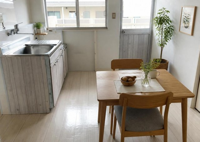 【居間・リビング】 | 岡田住宅Ｂ号棟 | 7.5帖のダイニングキッチンと接続する居室空間。木のぬくもりが感じられるフローリング仕上げとなっており、家具の配置もしやすい間取りです。本厚木駅徒歩13分の落ち着いた環境で生活を始められます。