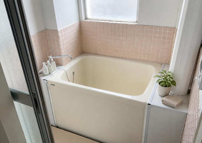【浴室】 | 岡田住宅Ｂ号棟 | バス・トイレ別のセパレートタイプを採用した浴室です。一日の疲れをゆっくりと癒やすことができる快適なプライベート空間となっております。清潔感あふれる浴室で心地よいバスタイムをお過ごしください。