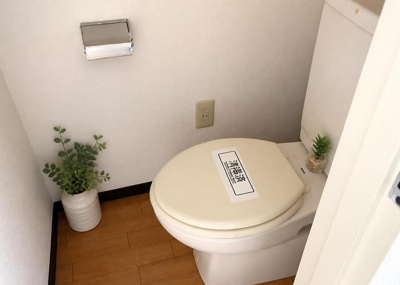 【トイレ】 | 岡田住宅Ｂ号棟 | 独立した配置で快適に利用できるバス・トイレ別のトイレ空間です。毎日使う場所だからこそ、清潔感と使い勝手を重視した設計になっています。温かみのあるインテリアで心地よい空間を演出できます。