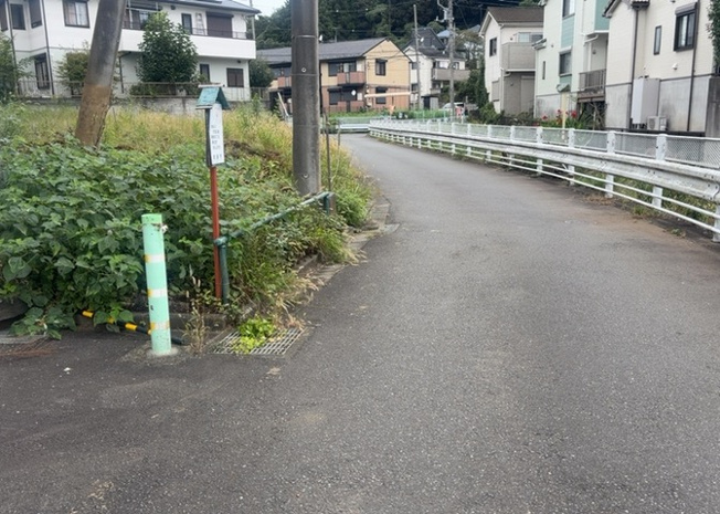 【外観】 | 相原町売地 | 現地に行くなら、物件の周囲の地形がどうなっているかを見ることも大切です。周辺より低くなっている土地では、大雨などで水が集まりやすいため、地盤が弱くなっているということも考えられるため、注意が必要です。