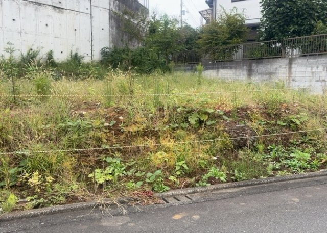 【外観】 | 相原町売地 | 土地購入を検討されている場合、境界杭がない状態で購入してしまうと境界確定測量をする必要があり、費用がかかります。購入の前に、売主、隣土地所有者立ち合いのもと境界を確定し境界杭を設置するのがベストです。