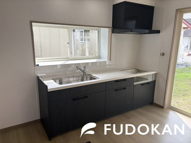 鶴岡市北茅原町【中古住宅】のキッチン|広々ワイドなキッチンは料理がしやすく快適です。お子様のご家族と顔を合わせながら家事をこなすことができますね。