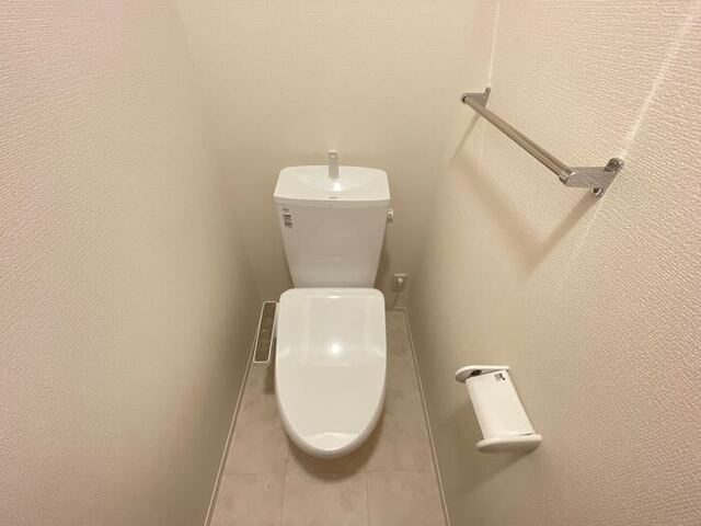 D-room本町のトイレ|温水洗浄便座付きトイレです。