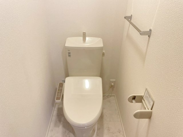 メゾンレジデンスのトイレ|温水洗浄便座付きトイレです。