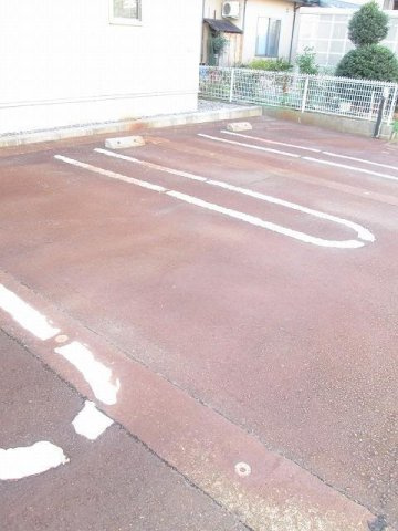 ウィステリア・Ｓの駐車場