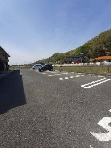 ラ・テールの駐車場|カースペースがあります