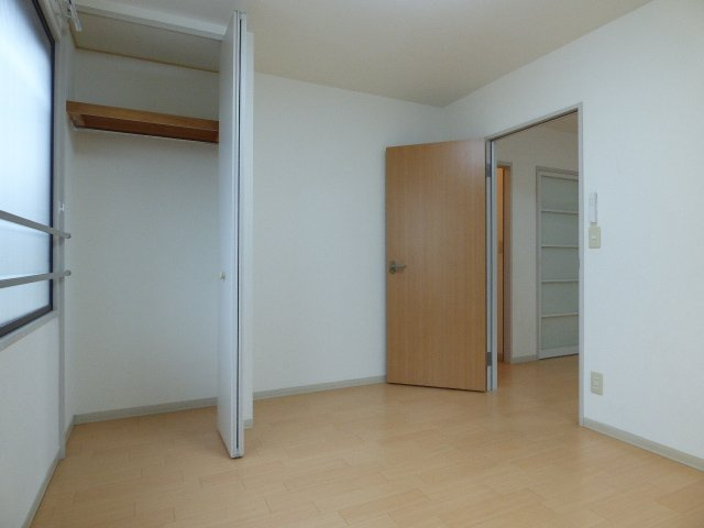 ラプリマヴェーラBの洋室|個人の部屋や寝室として使える洋室です
