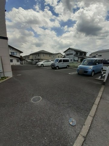 プラティークの駐車場|車をお持ちの方に嬉しい駐車場付きの物件です