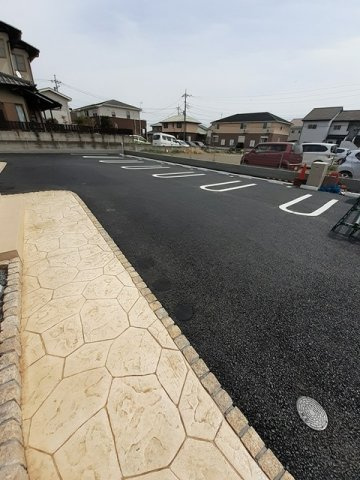 メゾン・フィオーレの駐車場|車をお持ちの方に嬉しい駐車場付きの物件です