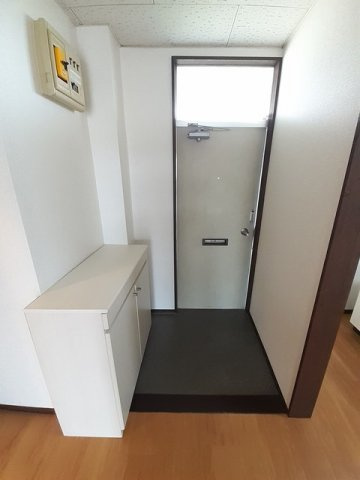 田胡ハイツ　Ｂの玄関|明るい玄関です