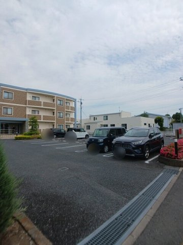 グランドヒルズヴィラの駐車場|駐車場に車を止められます