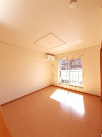 メゾン・デュ・ソレイユⅡの居間・リビング|こちらの居間で趣味の時間をお楽しみください