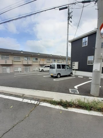 グランツの駐車場|駐車場があるので、車を買う予定の方も安心です