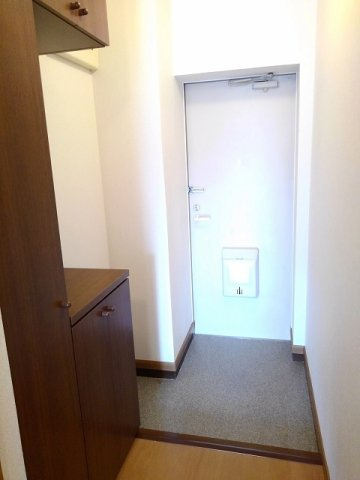 飛鳥ハイツ　βの玄関|収納もある玄関です