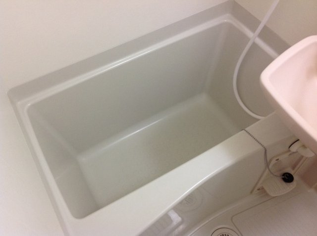レオパレスＹＡＭＡＺＡＫＩの浴室|コンパクトで使いやすいお風呂です
