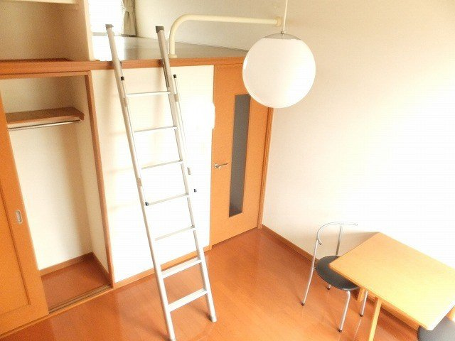 レオパレスデイジー上並榎の居間・リビング|1階はフローリング、2階はじゅうたんです。