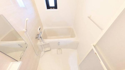 【浴室】 | ふぁみーゆ寝屋川セントラルパークC棟 | 浴室に窓で換気ができるので、湿気がこもらずカビの抑制になります！！