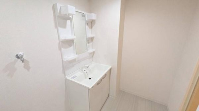 【独立洗面台】 | ふぁみーゆ寝屋川セントラルパークC棟 | 収納付きの洗面台と、室内洗濯機置場となっております。