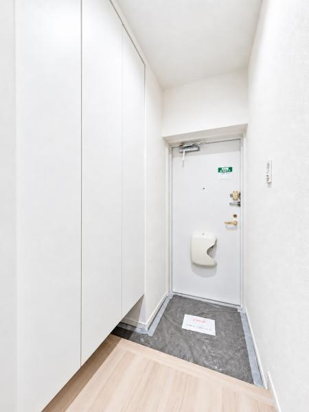 ニックアーバンヒル井土ヶ谷レフトウイングの玄関|収納豊富な玄関です。
この明るい玄関が気持ちよく家族を迎え入れます♪