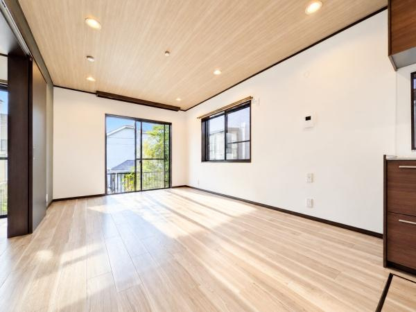 横浜市港南区上永谷２丁目の中古一戸建の居間・リビング|自慢したくなるリビング！
形も良く家具の配置にも困りません。