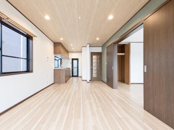 横浜市港南区上永谷２丁目の中古一戸建の居間・リビング|家族が自然と集まるリビングは
落ち着きのある空間です♪