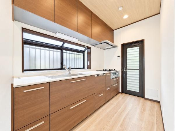横浜市港南区上永谷２丁目の中古一戸建のキッチン|広々としたキッチンは、
落ち着いて料理が出来ます！