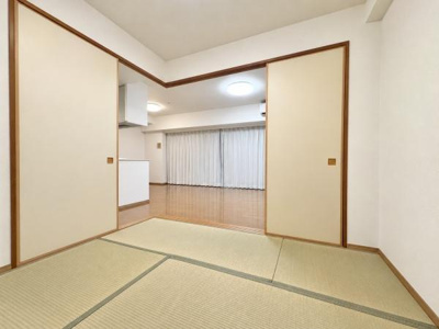 【和室】 | ビッグカーサ堺しらさぎ駅前 towercasa E | LDKと隣接した4.5畳の和室。
開けることで、開放感あふれる空間に！
