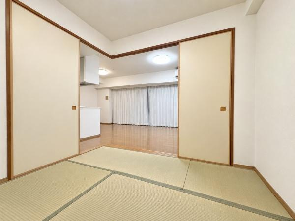 【和室】 | ビッグカーサ堺しらさぎ駅前 towercasa E | LDKと隣接した4.5畳の和室。
開けることで、開放感あふれる空間に！
