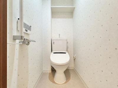 【トイレ】 | ビッグカーサ堺しらさぎ駅前 towercasa E | 清潔感のある広々トイレです♪
節水型でエコなトイレには、今では当たり前のウォシュレット付き。便座を温める機能付き！