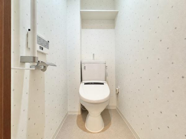 【トイレ】 | ビッグカーサ堺しらさぎ駅前 towercasa E | 清潔感のある広々トイレです♪
節水型でエコなトイレには、今では当たり前のウォシュレット付き。便座を温める機能付き！