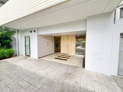【エントランス】 | ビッグカーサ堺しらさぎ駅前 towercasa E | 流行に左右されず、将来にわたって価値が継続する「上質」な佇まい。親しみやすさといった暮らしを豊かにしてくれる住空間です。