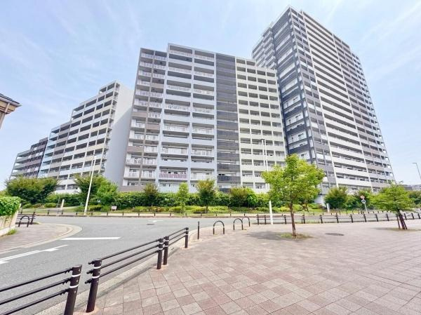【外観】 | ビッグカーサ堺しらさぎ駅前 towercasa E | 南海高野線「白鷺」駅が徒歩1分。
通勤にも外出にもアクセス良好。家族でおでかけすることも増えそうですね♪