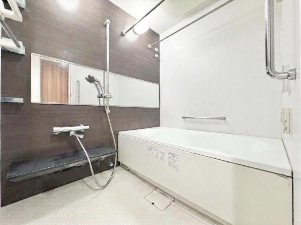 【浴室】 | ビッグカーサ堺しらさぎ駅前 towercasa E | 限られた空間を広く見せるワイドミラーを採用したバスルーム。
毎日の疲れを癒やすバスタイムを♪