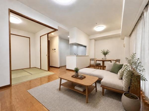 【居間・リビング】 | ビッグカーサ堺しらさぎ駅前 towercasa E | 【家具配置イメージ画像】ラグやソファで雰囲気を変えたりいろんなアレンジが楽しめます！