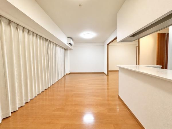 【居間・リビング】 | ビッグカーサ堺しらさぎ駅前 towercasa E | キッチンからはリビングが一望でき、小さい子供さんも目が行き届きますね！