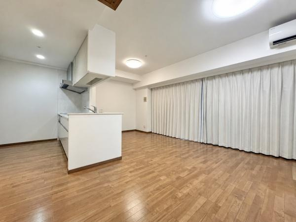 【居間・リビング】 | ビッグカーサ堺しらさぎ駅前 towercasa E | 家族の一体感を感じられるDK！家族と過ごす時間を大切にする方にぴったりの住空間です♪