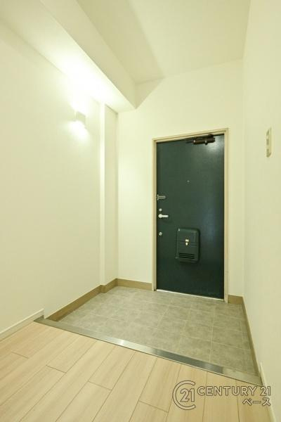 プレステアーバン西大和の玄関|■現地撮影写真■こちらは廊下から見た内装写真です。明るく開放的な玄関です！
