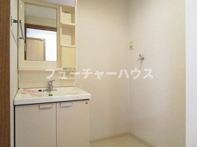 Ｃｏｕｒｔ　Ｌｉｖｅｌｙの洗面所|コンパクトで使いやすい洗面所
