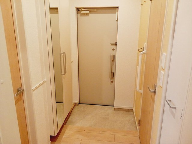 ファミール柏井の玄関