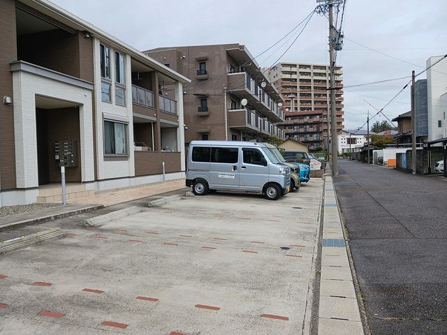 ファミール柏井の駐車場