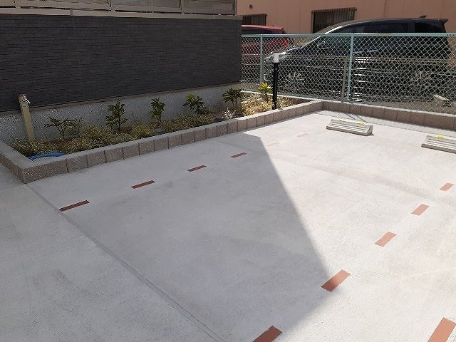ブルーローズの駐車場