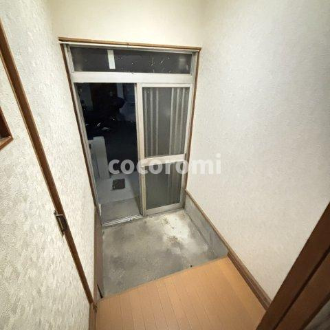 月出町貸家の玄関