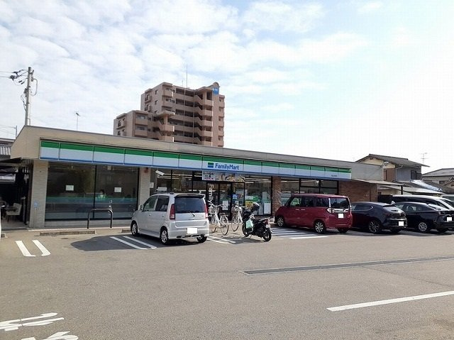 エタン・リジエール　Ｂの周辺|ファミリーマート石手店様まで400m