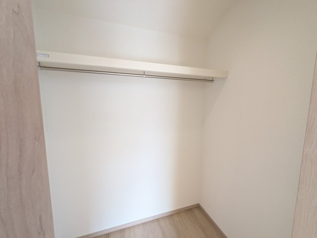 水戸市堀町2241番　新築戸建て　A号棟の収納|大容量のウォークインクローゼット。衣類はもちろん、スーツケースや季節の家電もまとめて収納でき、居室空間をすっきりと保ちます。