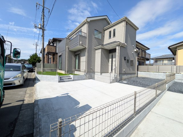 水戸市堀町2241番　新築戸建て　A号棟の外観|現地完成済で建物や駐車場、お庭も全てご覧いただけます。。
本日のご見学も可能です♪
お気軽にお電話またはお問い合わせください。