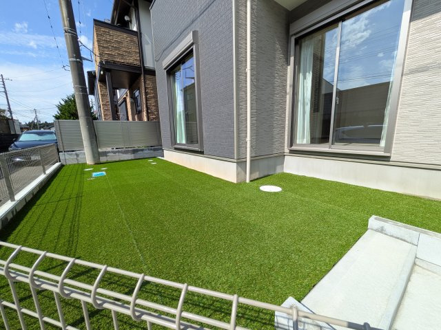 水戸市堀町2241番　新築戸建て　A号棟の庭|リビングに明るい光を届ける南庭。
お子様の遊び場やペットのスペースとしても最適です。
室内外で心地よい暮らしが叶います。