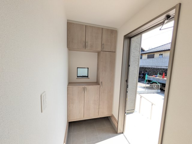 水戸市堀町2241番　新築戸建て　A号棟の玄関|家族全員の靴がスッキリ片付く大容量シューズボックス完備。
お客様を気持ちよく迎えられる、明るく清潔感あふれる玄関です。