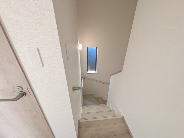水戸市堀町2241番　新築戸建て　A号棟の玄関|窓付きで明るい階段は、手すり付きでお子様からご年配の方まで安心して上り下りができます♪